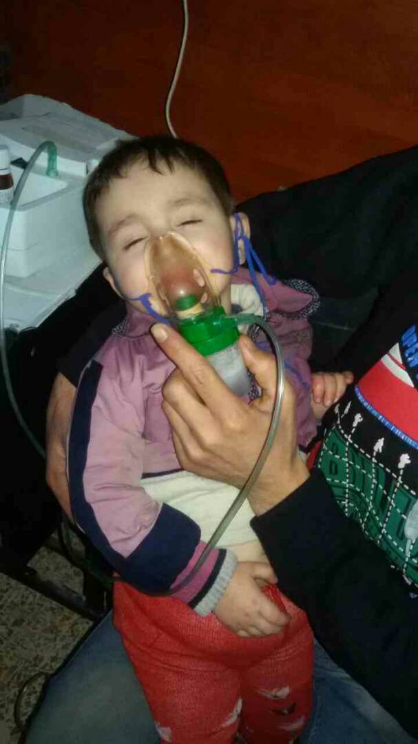 #FirstPictures 
At least 12 civilians injured by #Assad regime #ChemicalWeapons attack on #EastGhouta.
Chlorine gas cannisters were dropped from a helicopter on #Hamouria.
#AssadGencide 
#BombAssad!