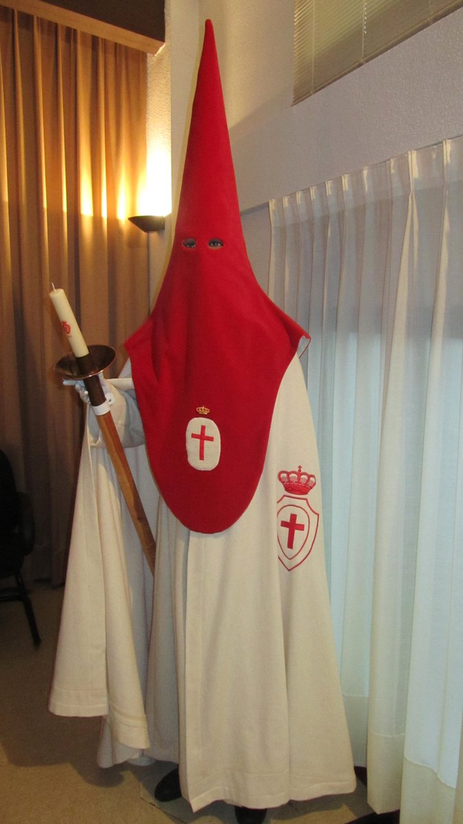 Se informa a los hermanos Eméritos que ya se han adjudicado por riguroso orden de petición, todas las capas de las que dispone la Hermandad, por lo que el resto de peticiones que vayan llegando formarán parte de la lista de reservas para cubrir bajas de última hora.