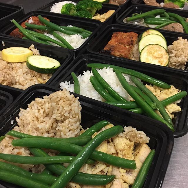 greenbitescafe's tweet photo. Not doing gluten? No problem! Call today. #glutenfree #mealprep #portioncontrolled #fitness #loseweight #weightloss #gymfood #24hourfitness #fitfam #bucketlistbody #biggestloser #goldsgym #competitionprep #npc #twitter #greenbitescafe https://t.co/QItY9g6ZVh https://t.co/SQayrMJsPG