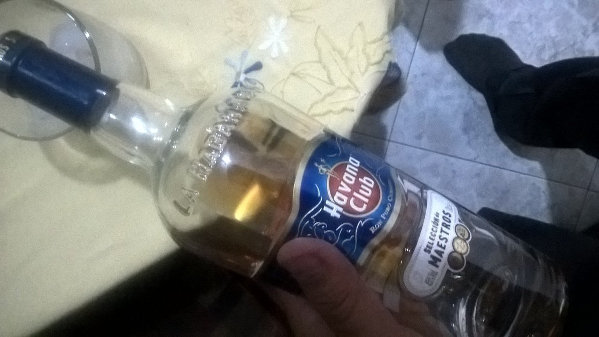 ElMaestroRonero's tweet photo. Ya me queda poco en la botella. Pero me permití un trago de Havana Club Selección de Maestros. Mi ron favorito de esta gran casa ronera de Cuba. Anteriormente este ron se conocía como "Barrel Proof". #CubaRum #Cuba #HavanaClub #Ron https://t.co/MDJFq9VIyS