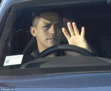 dannyboyo82's tweet photo. @Alexis_Sanchez had Been asked to leave the United dressing room in order to find a pass. #CRYMUN https://t.co/v7p7SXCLfD