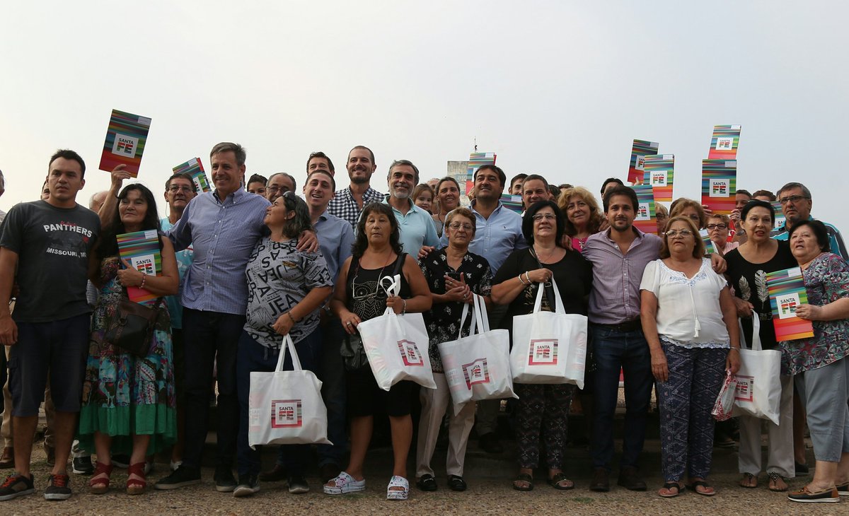 Ramona, como otros vecinos de Fonavi San Jerónimo, recibe la escritura de su casa. Una pelea de más de 30 años que llega a su final feliz 📃🌃