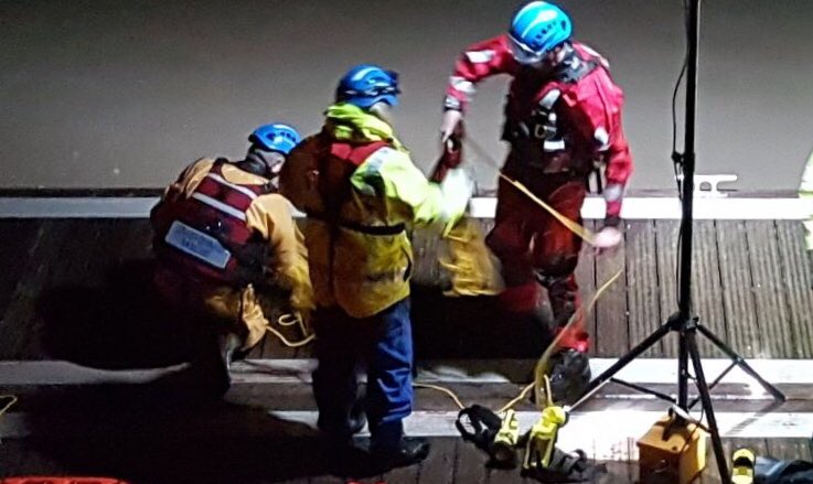 WatchetCRT's tweet photo. Whilst the snow is melting away our #HMCoastguards are still out tonight in the freezing cold water of the #BristolChannel #WatchetHarbour practising their #WaterRescue skills. @MCA_media #ToSearchToRescueToSave #ToTrain ! https://t.co/reAdZTONaN
