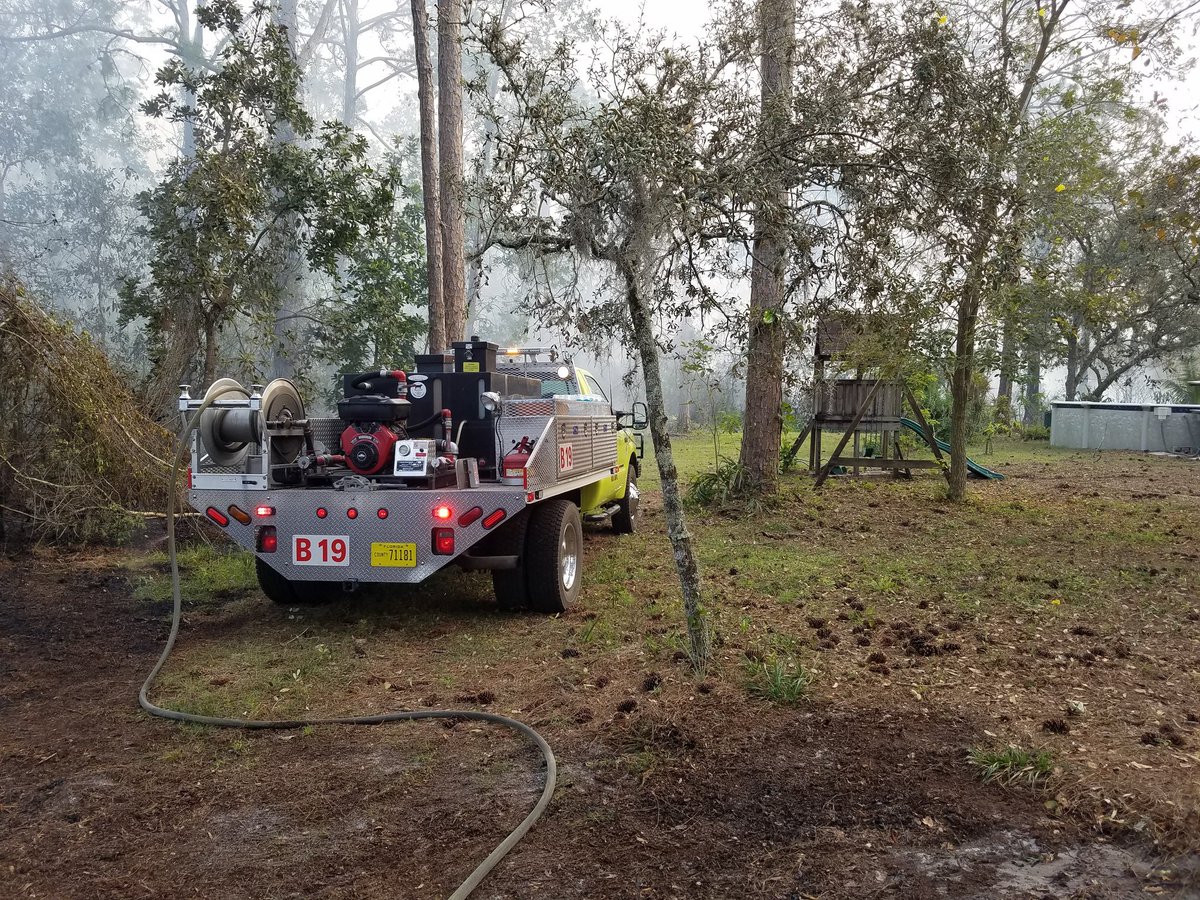 FFS_Okeechobee's tweet photo. #HighlandsCounty #Miniranch wildfire is now 220 acres. 4 homes are secure. State.Wildland Firefighters preparing for shifting winds and securing their bulldozer containment lines. https://t.co/uDfPu3MgLr