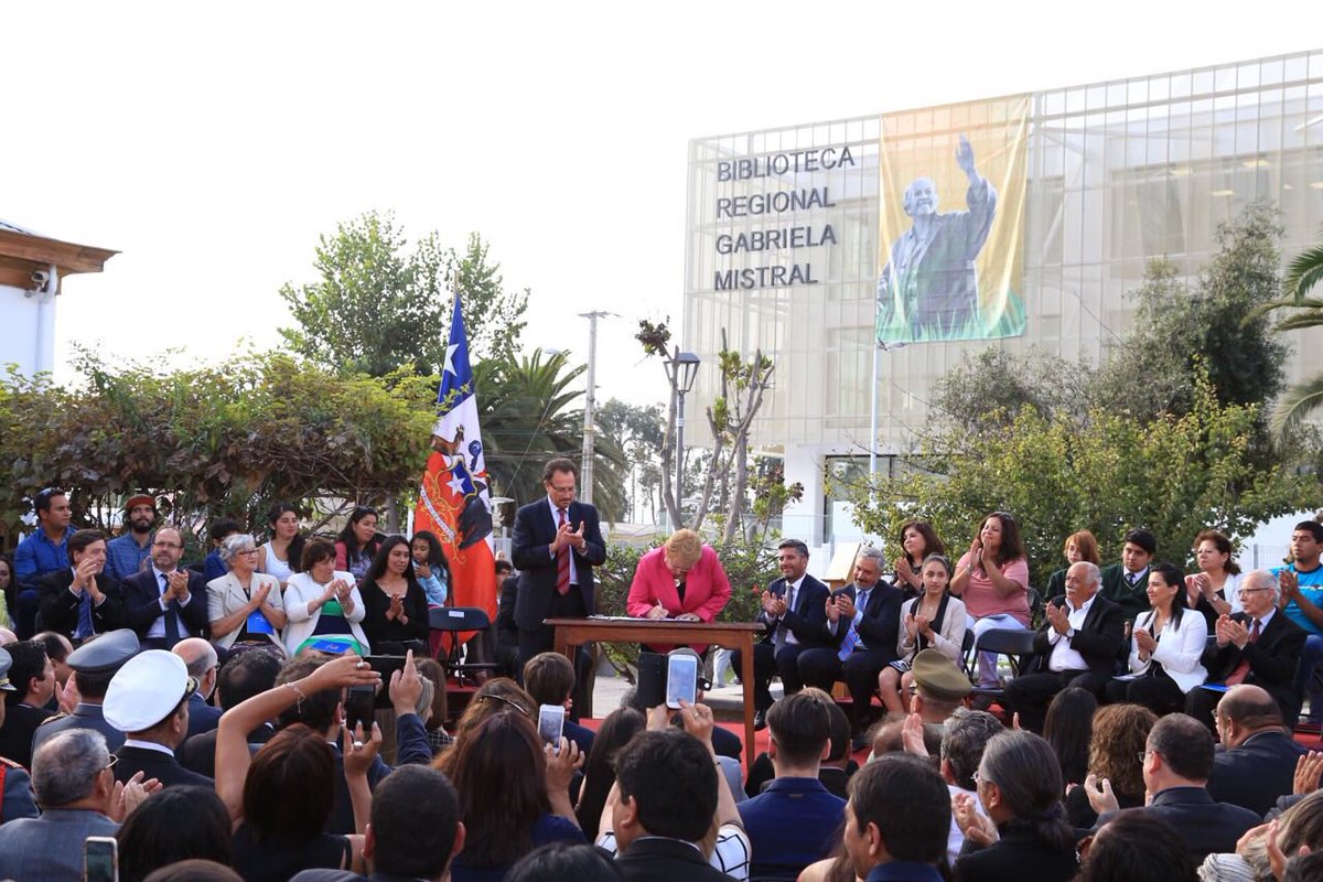 Presidenta de la República firma DFL 1, texto refundido, coordinado y sistematizado de LOC de Gobiernos Regionales, que concreta y operativiza todas las leyes aprobadas en su mandato y que han permitido avance histórico en #Descentralización. <a href="/laSUBDERE/">Subdere</a>