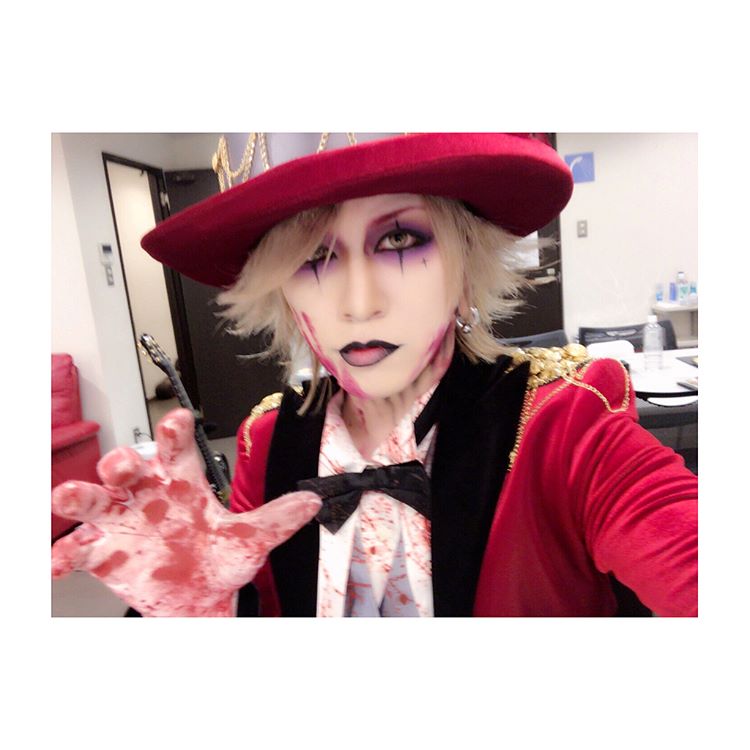 Rukidaddy's tweet photo. LUCY - Selfies. 

#theGazettE 
#ガゼット
#Ruki 
#ルキ https://t.co/KPZyqCKgh9