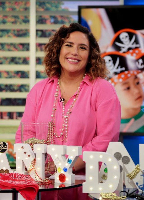 ValefanVenezuel's tweet photo. Mi mas bonita casualidad fue prender el televisor y verte ahí❤ @angelicavale https://t.co/uprRubxFPz