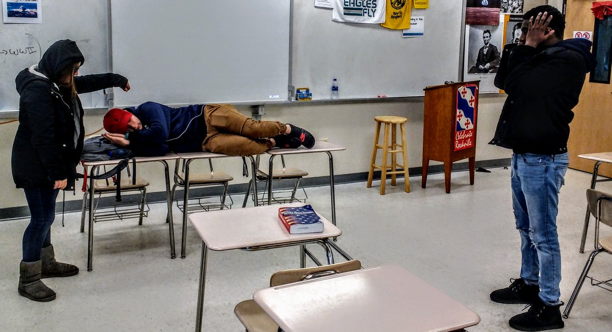 Lyricalswordz's tweet photo. Young Hamlet finally learns the truth: his uncle Claudius poured poison in King Hamlet's ear while the former king slept in his orchard
#EverydayRM #RMEnglish #engchat #engchatuk https://t.co/FvhiUB3y2Q