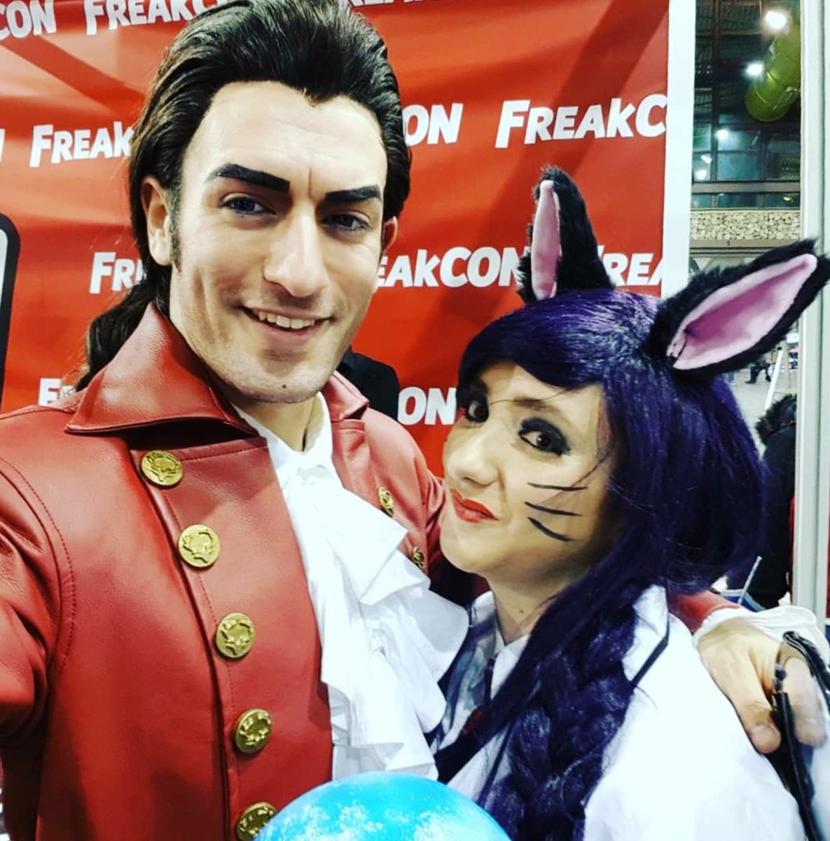 Leopardisis's tweet photo. Con el mejor #cosplayer que hay en el mundo mi icono a seguir, gracias por ese ratito que nos dedicaste, sorry for my english is very poor , i love you @Leon_Chiro https://t.co/PaEgo3cVwH