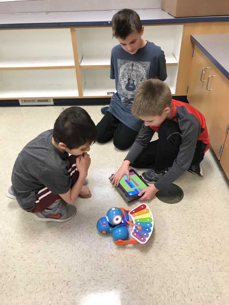 amy_auchter's tweet photo. Programming Dash robots to play the xylophone. We love STEAM Club! @msgranados3 #WeAre44 #BFBluejays https://t.co/mnk9bPhn25