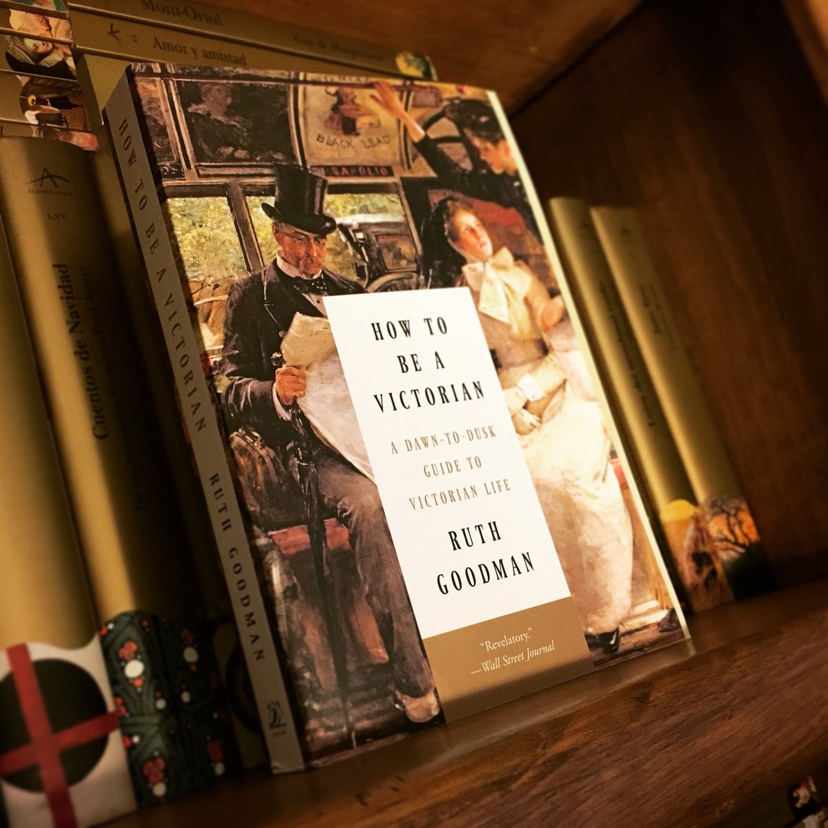 anitamejiailu's tweet photo. El correo me trajo un regalo sorpresa 🎩📦 #howtobeavictorian #ruthgoodman https://t.co/EiK7GWNakR