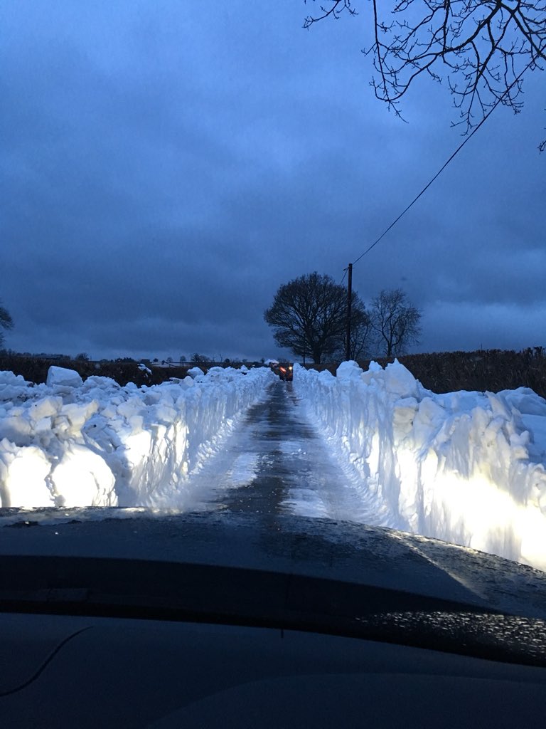 LetsGoLudlow's tweet photo. A big thumbs up 👍 to our #localheroes still working into the night to clear our lanes https://t.co/D5mjPMTXgC