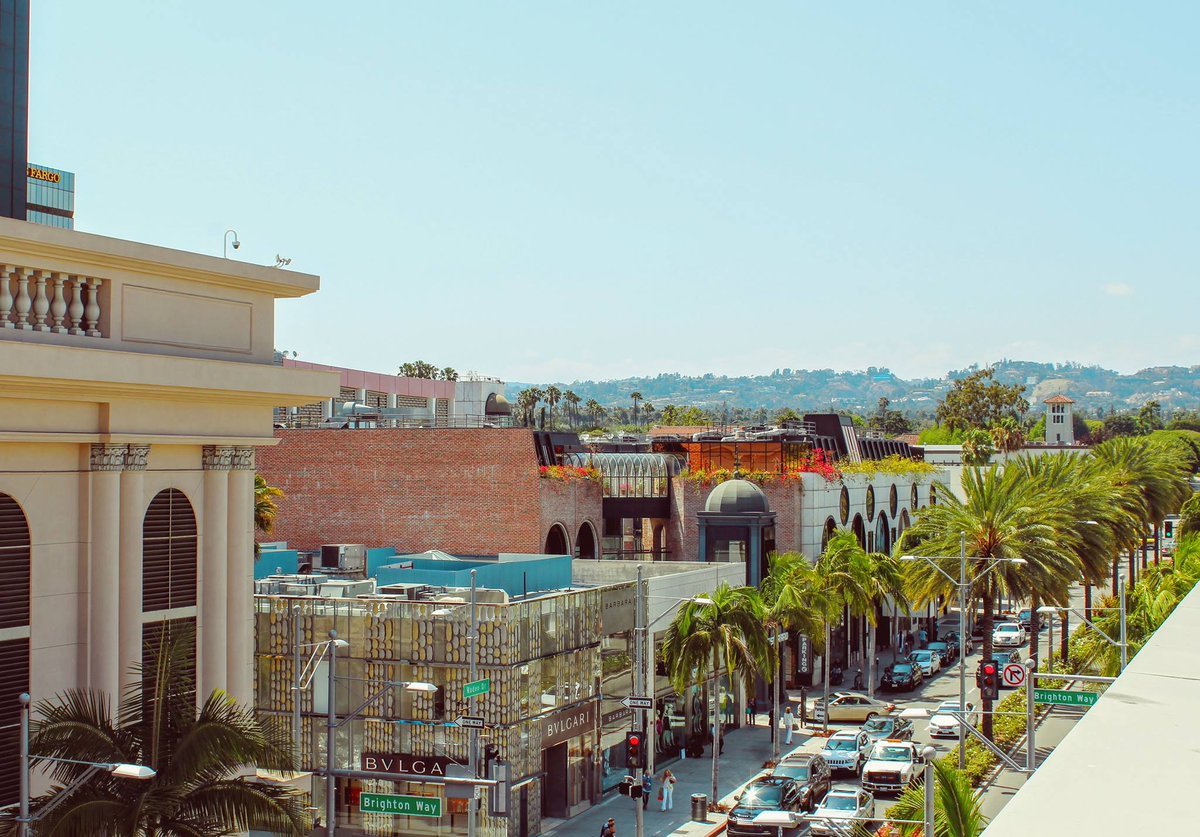 Looking down #RodeoDrive...

luxehotels.com/rodeodrive/

#rodeodrive #boutique
