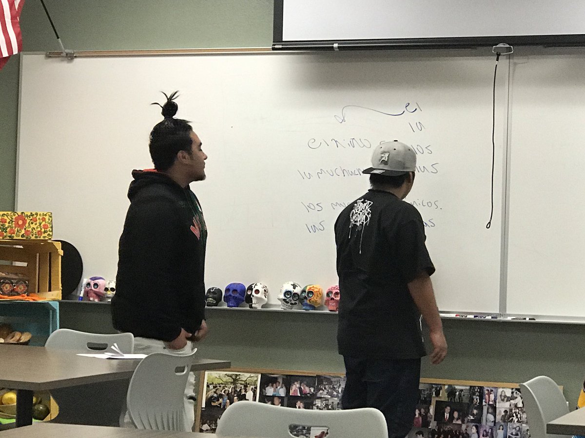 buya74's tweet photo. Students teaching students #adjectives #ser # nouns #articles #IDEACenterHS  #Español 1C https://t.co/fpDjZI59zM