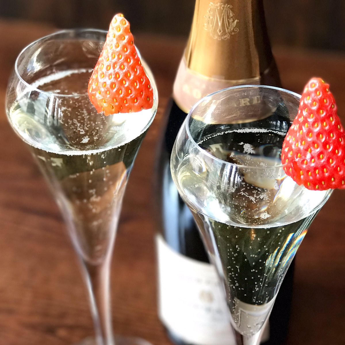 Massislebanese's tweet photo. lets celebrate its #monday again👌😬
#meurgh
throw in some bubbles to perk things up 😎 with #moutard champagne 🥂 🍾
#justaddbubbles
https://t.co/jRFWZlJknB https://t.co/vCMqC0O1vL