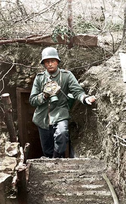 DavidWDoughty's tweet photo. #WW1 #GermanSoldierwith #gassmask at the trench entrance - https://t.co/Xy2fTYQ5g4 https://t.co/C0R6TJbDPI