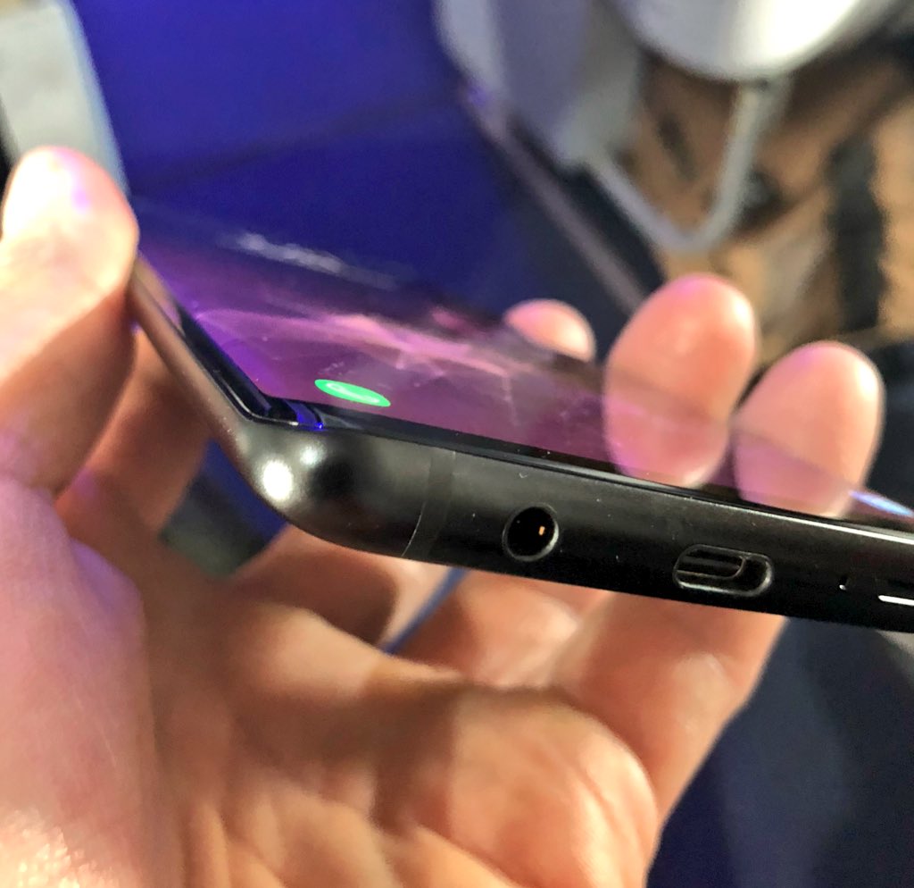 Casey's tweet photo. i appreciate the headphone jack on the S9.  i appreciate it so much. https://t.co/Ir7zJNUTr1