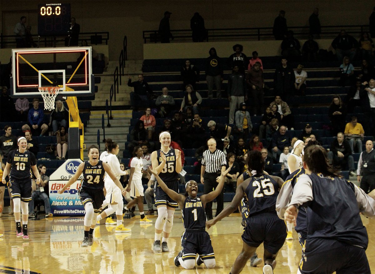 HellaPalattella's tweet photo. Photos from @KentStateWbb's epic come from behind win over Toledo. Shot for @kentwired. Flashes were down by 17 at one point, came back to win in overtime. https://t.co/ACc1SliLcw