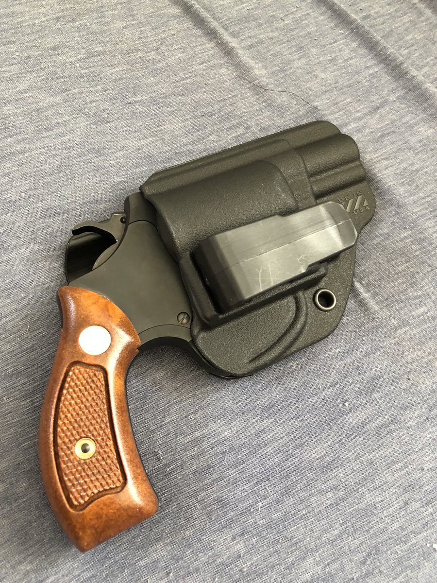 RadicalTravel8r's tweet image. これしか知らないというのもあるんですが、ブレードテックのホルスターは匍匐姿勢でぐっとおしつぶしても形を保つのでとてもいいです。実物入門にぜひ。#bladetech