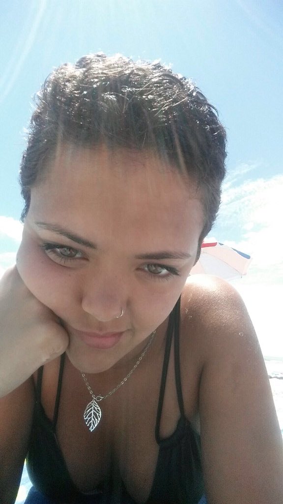 selenamurrray's tweet photo. pic of me: significantly more brown, shorter hair, on the beach, expressing my most natural mood #THROBACC https://t.co/AJN1qutd3U