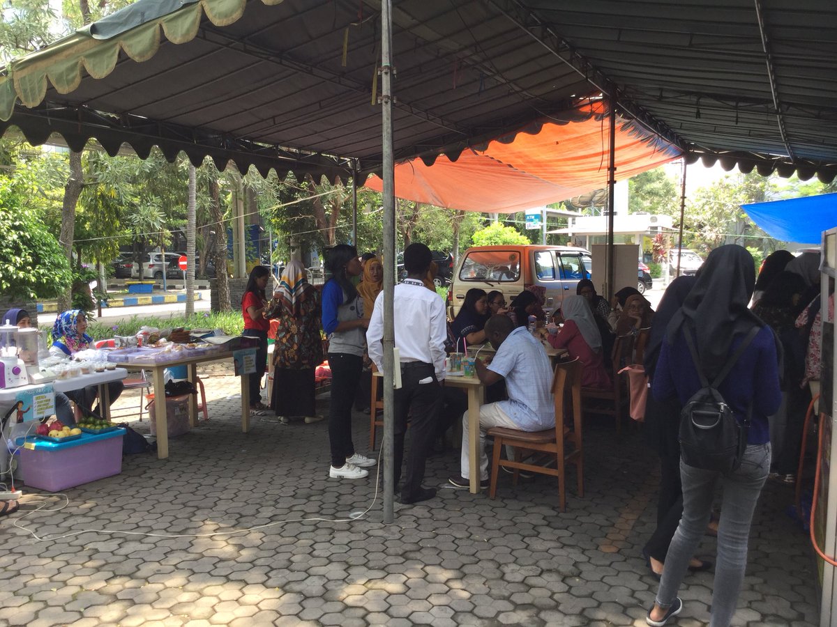 unairlibrary's tweet photo. Hi, kamu lagi berkunjung di Kampus B, yuk ramekan #BazaarRakyat dalam rangka #Dirgahayu63PUA ada stan kuliner dan non kuliner loch https://t.co/PIz2ZB5MV0