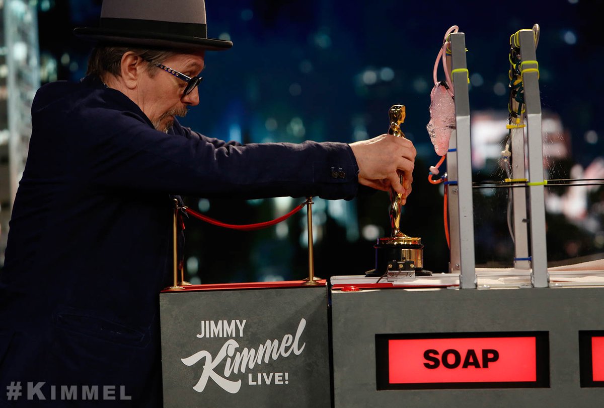 #BestActor winner Gary Oldman dropped by to clean his Oscar! #OsCarWash