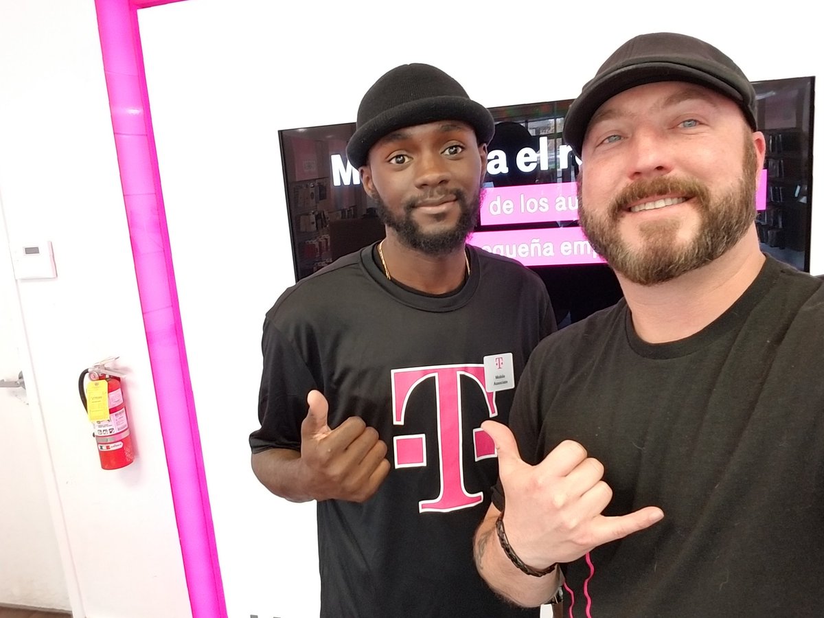 LanceHelmsNYL's tweet photo. Meet Jerry Lee here at our Independence location. He is ready to take on customers after this week and service their needs. His hat is almost as cool as mine. #Gpready2018 @GPMobileTPR @BrianHutmacher @ScottHandy6 @davepop7 @heaven_nene @aubtigersrock4 @dadii4life2 https://t.co/7sLQJMErQw