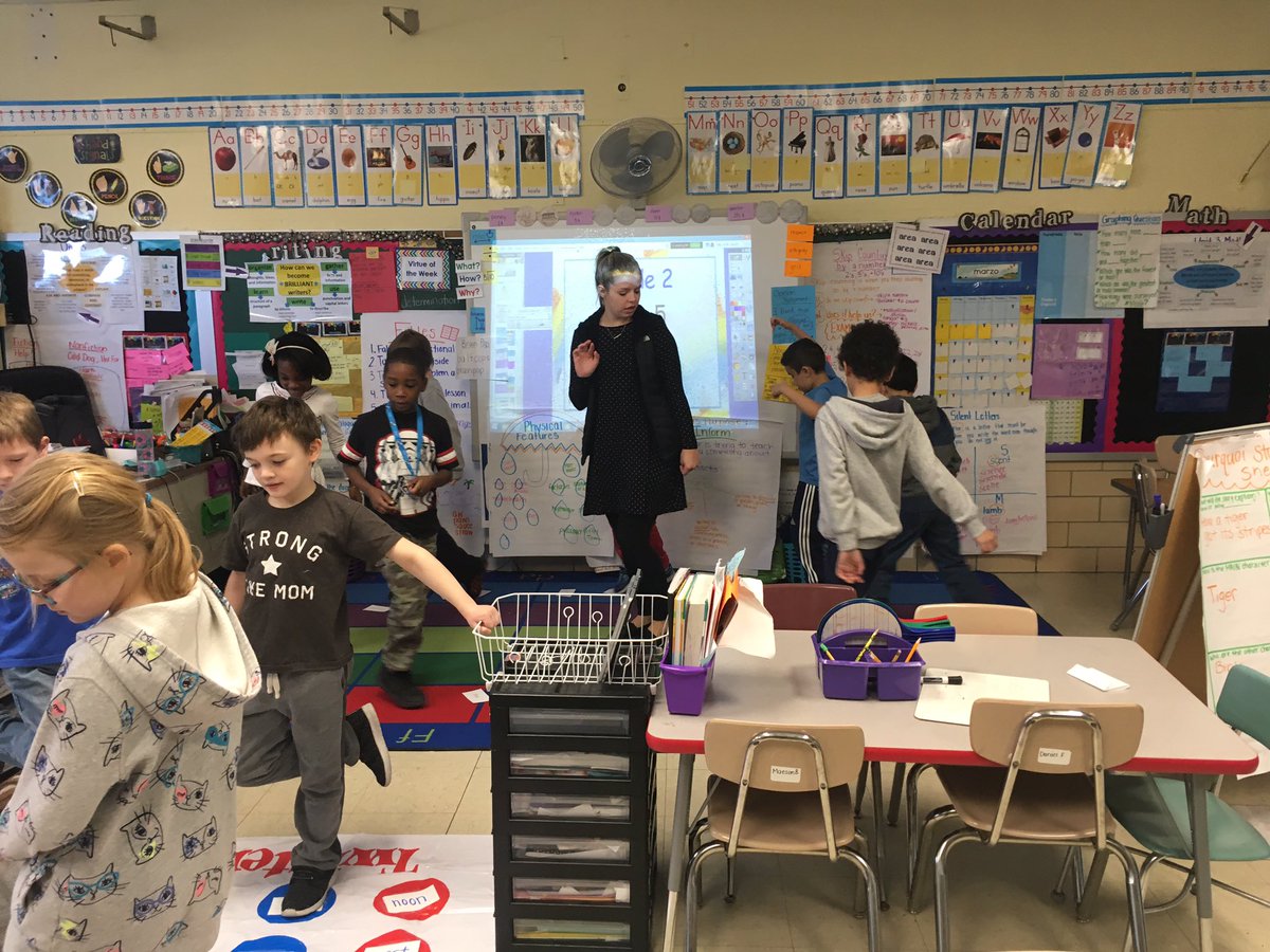 MrsTaylor_5's tweet photo. Good way to start a Monday by reviewing our phonics skills from last week! Twister, Bingo, &amp; Around the World! @NorwoodES https://t.co/3gFbn2ysfO