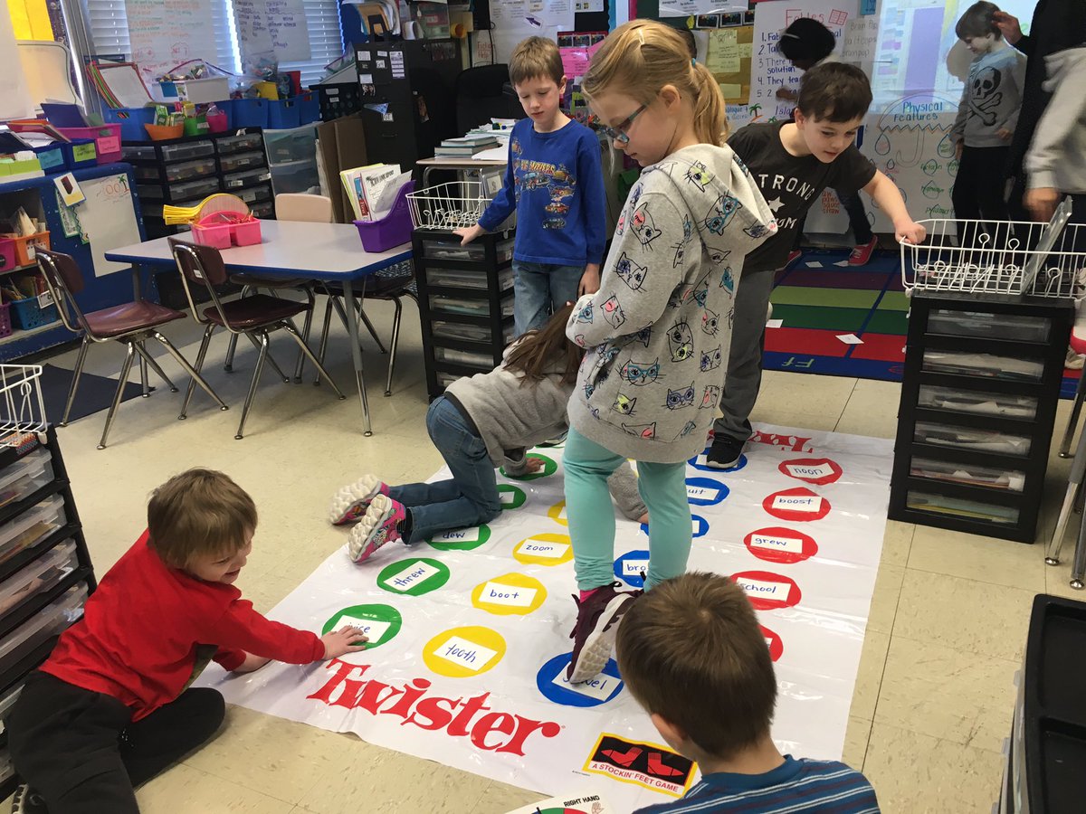 MrsTaylor_5's tweet photo. Good way to start a Monday by reviewing our phonics skills from last week! Twister, Bingo, &amp; Around the World! @NorwoodES https://t.co/3gFbn2ysfO