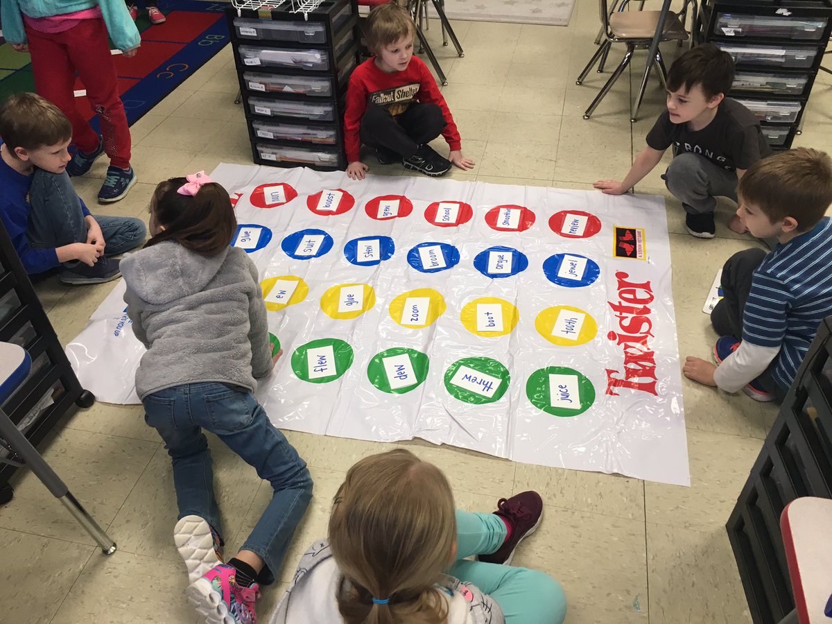 MrsTaylor_5's tweet photo. Good way to start a Monday by reviewing our phonics skills from last week! Twister, Bingo, &amp; Around the World! @NorwoodES https://t.co/3gFbn2ysfO