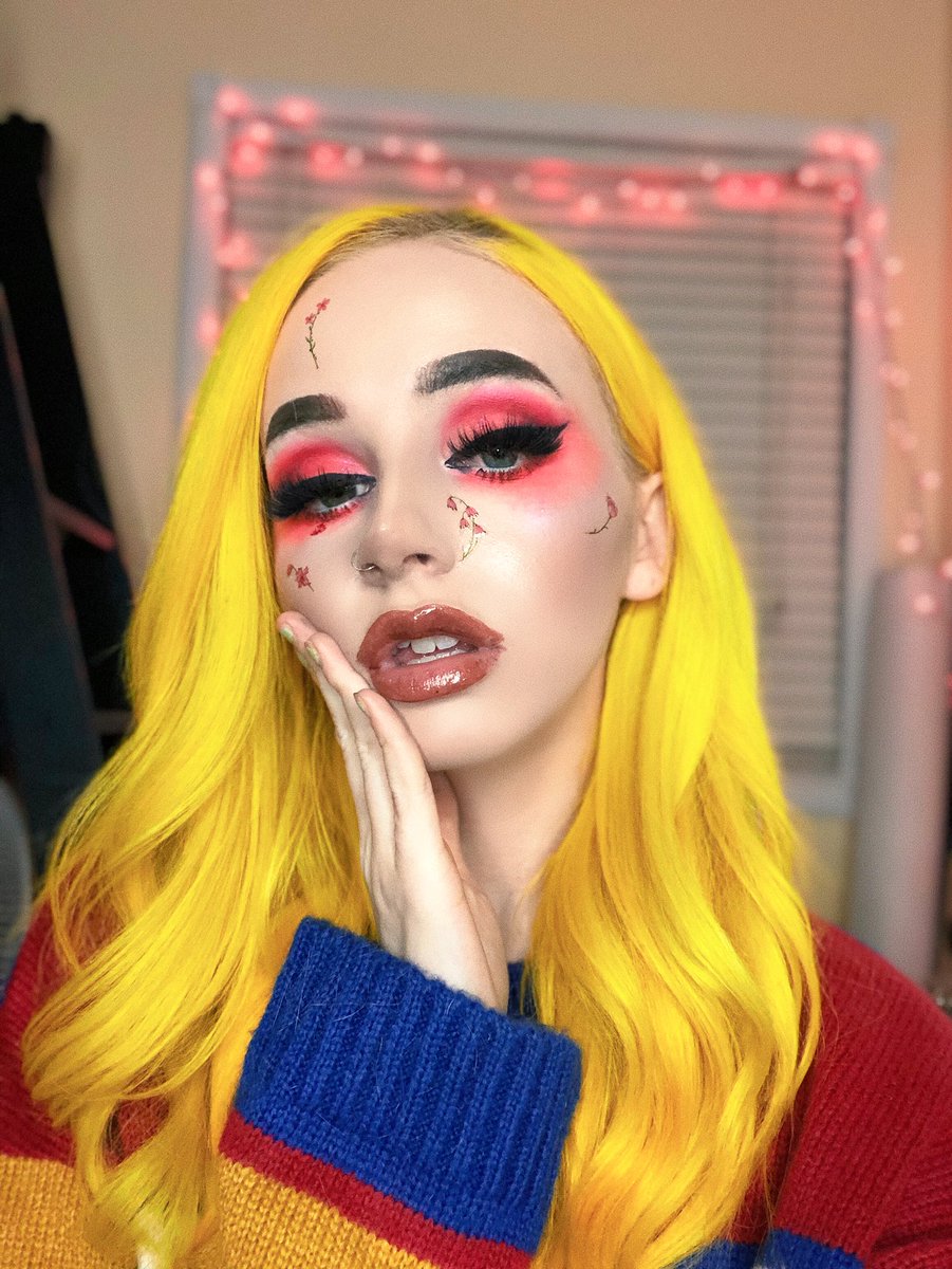 kirrakaye's tweet photo. flowers as freckles is a yes from me 🌷🌷 https://t.co/mGKtrH7Xf2