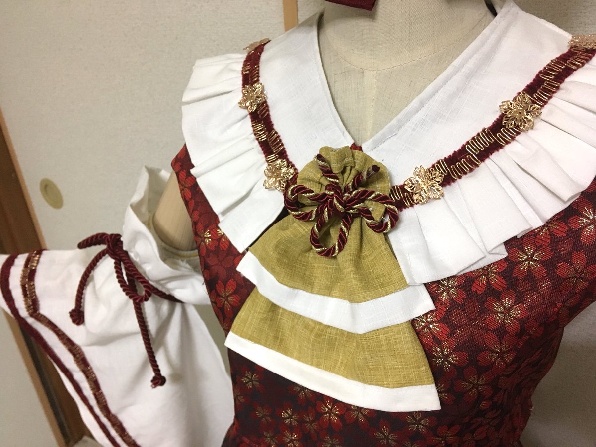 mihocos7716's tweet photo. 博麗霊夢アレンジ衣装完成しました❀*.
桜がテーマのアレンジです。花映塚、天空璋の霊夢×桜の衣装から発案しました。
美しい桜柄の金襴メインで、その他は全て和風のつむぎ生地でまとめ、和を意識しました。
お祓い棒も桜で飾り付けしています。
#DrizzleFactory https://t.co/WWYb2wh4qv