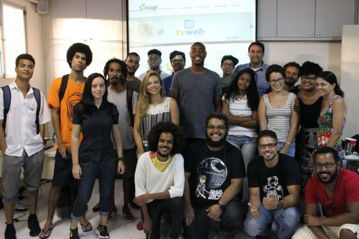 bolivatto's tweet photo. Essa tarde rolou aula inaugural do curso de Produção e Edição de Vídeos Digitais! Muitos Youtubers e Designers na turma! Isso é #FormacaoCEAP #PontodeCulturaBA Se liga ai @tarsiorlm @RosileneParaso1 @dourado_joana @Lenesantana21 @AzevedoGCMS @carladamatta @Andrea_Ramal https://t.co/9t8gHbzhIN