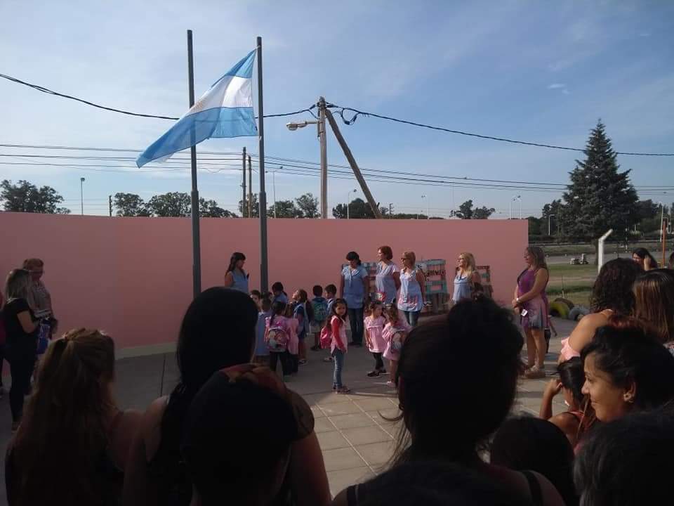 Region3E's tweet photo. 05.03.2018
Acompañamos el inicio de Clases juntos a la Jefa Distrital 3 #SusanaRODRIGUEZ y los Consejeros Escolares
#FernandoLOTO y #LorenaRAMOS, fuimos al #Jardín912 de Virrey del Pino.
#5DeMarzo
#VolvemosAClase
@Region3E
#LosChicosEnLaEscuela https://t.co/QgUTLpjvPX