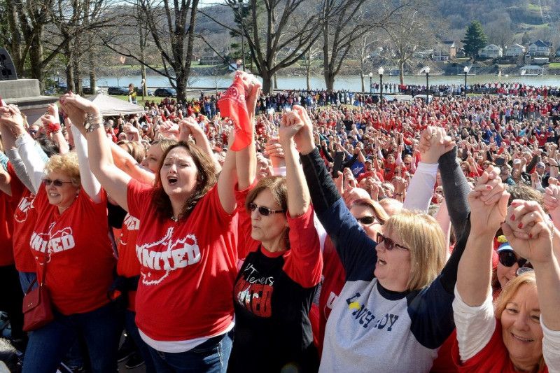 UTLAnow's tweet image. United Teachers Los Angeles stands in solidarity with the teachers of West Virginia, as they fight for dignity in their workplace. Please donate to the GoFundme campaign put together by @UESF. #55strong #WVTeachersStrike #StopTheBillionairePrivatizers  buff.ly/2FVxZEf