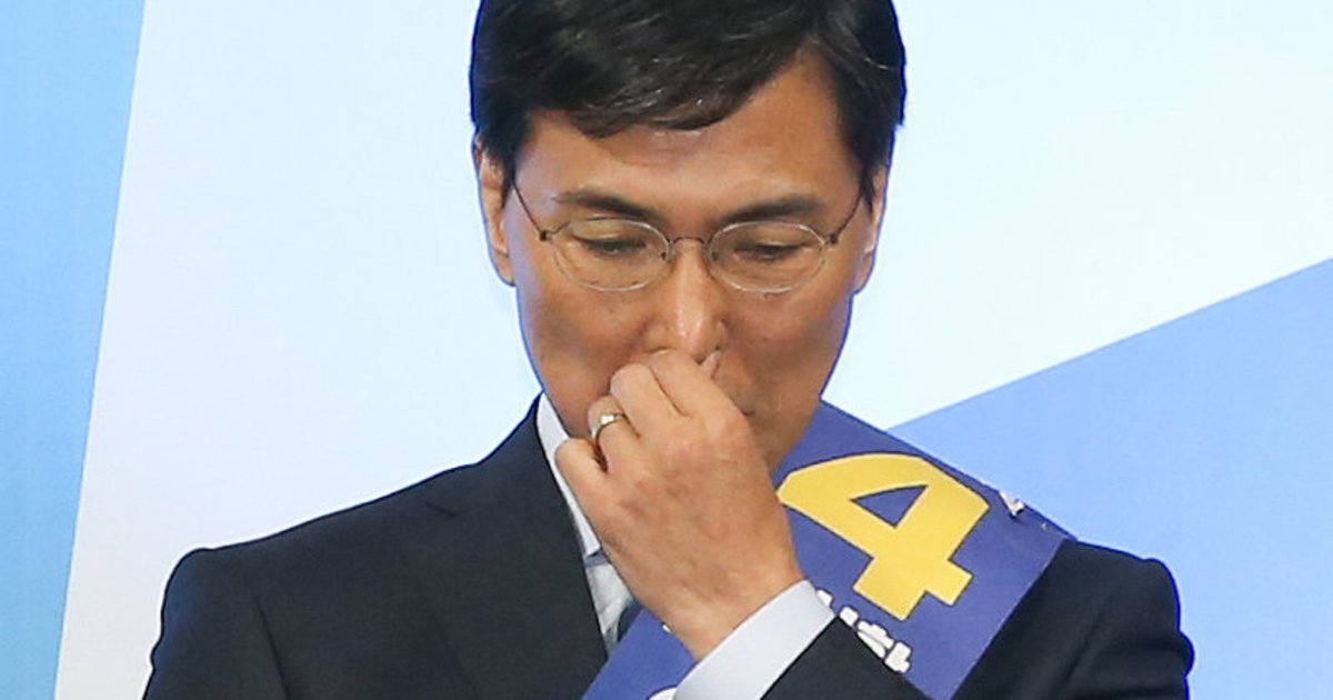 안희정 트위터 지지그룹이 활동중단을 선언하며 밝힌 입장 : "가해자가 아닌 피해자의 곁에 서겠습니다." huffp.st/LwoU1Gu