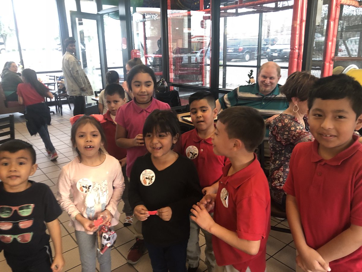 LaceyEdley's tweet image. We got spirit, yes we do! We got spirit, how ‘bout you!!?? #incorrectgrammar #welovekids @LakelandES #spiritnight