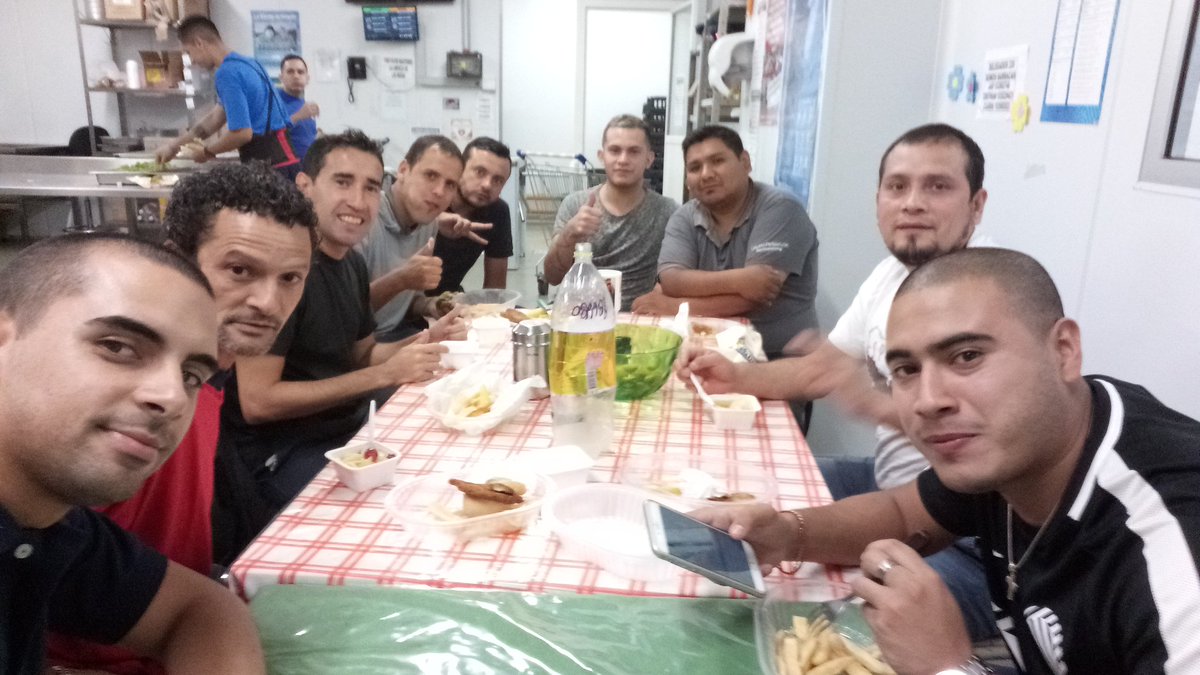 Noche de balance con los compañeros de salón de la 220 Somos Barracas @RamonMuerzaSEC <a href="/SubOrganizacion/">jose medina</a> <a href="/LeonardoAldeco5/">Leonardo Aldeco</a> <a href="/ckbenavento/">claudia benavento</a> <a href="/CrisBarracas220/">Cristhian Ramirez</a>