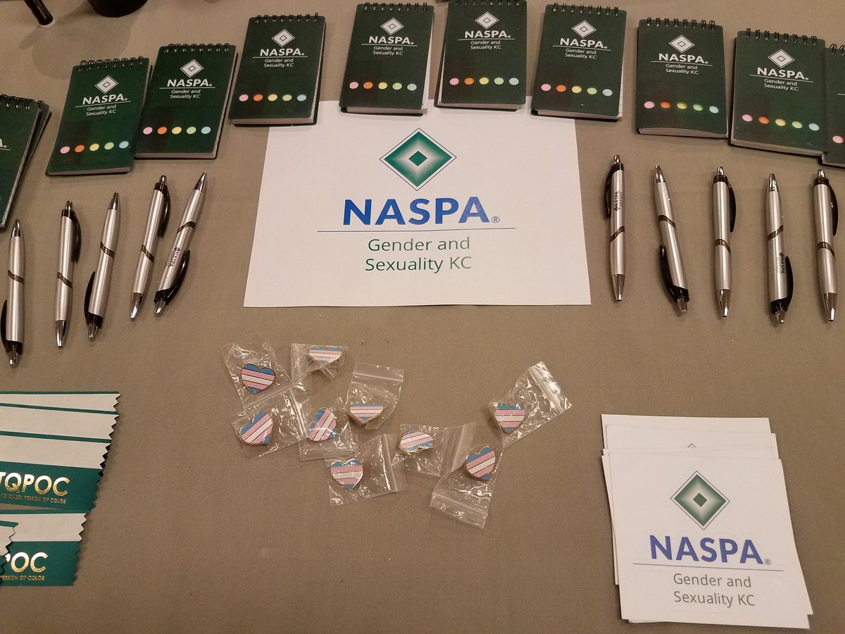 WinniPaul's tweet photo. Hey #NASPA18! Looking for the KC fair? It's at the Sheraton downtown, 2nd floor, Freedom ballroom. @naspaGSKC has some great swag to share. Come say hi! #NASPA100 #GetInvolved #HigherEd #HigherEdNerd #GSKC https://t.co/U3G0QyBKls
