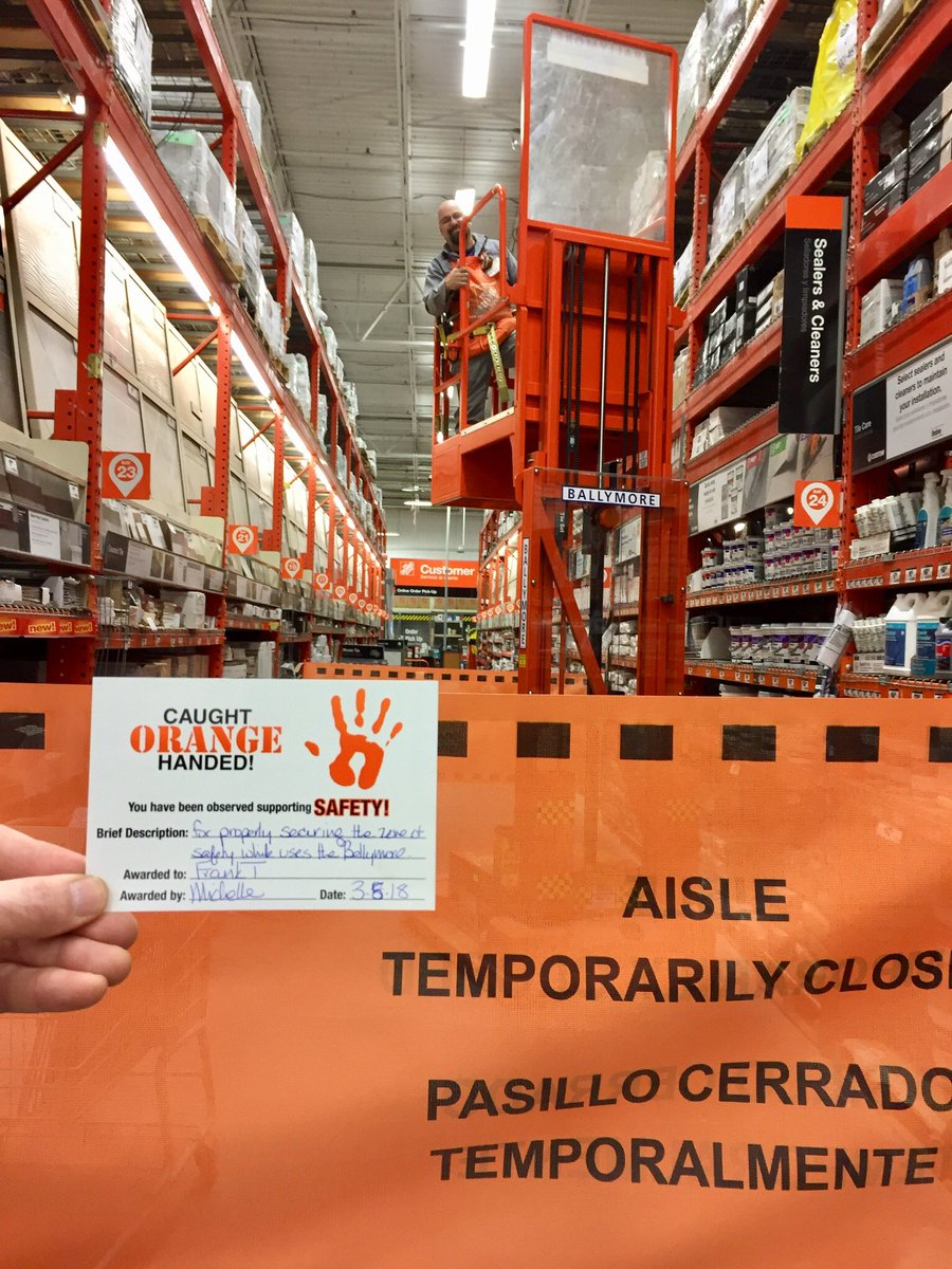 mpisapia6's tweet image. #safetyselfie Frank D.23 caught orange handed working safe in the aisles! #whyweworksafe @Donna_Delia @patiaquinta @EricMirenda @HomeDepot1285 @BrucculeriCathy  @debbiewalsh348 @Nathan_H_Huber