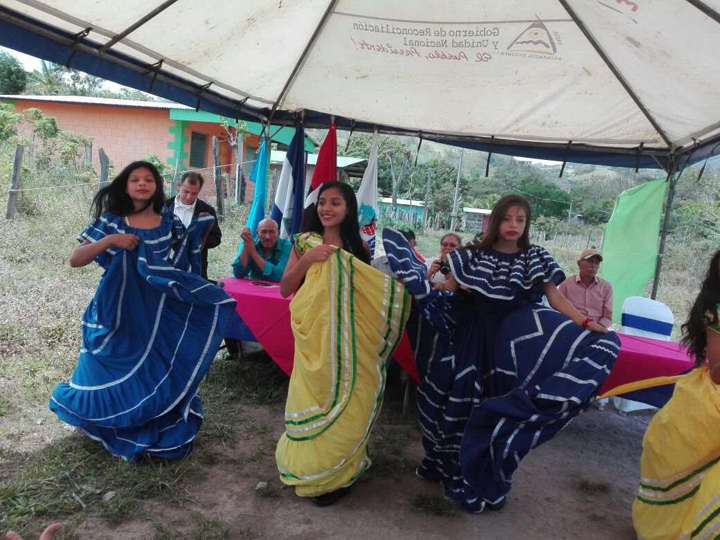 ziloelena's tweet photo. #AMORANICARAGUA   
Habitantes de La Flor, Cuapa Chontales se encuentran estrenando energía eléctrica ❤❤❤  https://t.co/1ArNaYPwIa https://t.co/2jxhcrwo9O