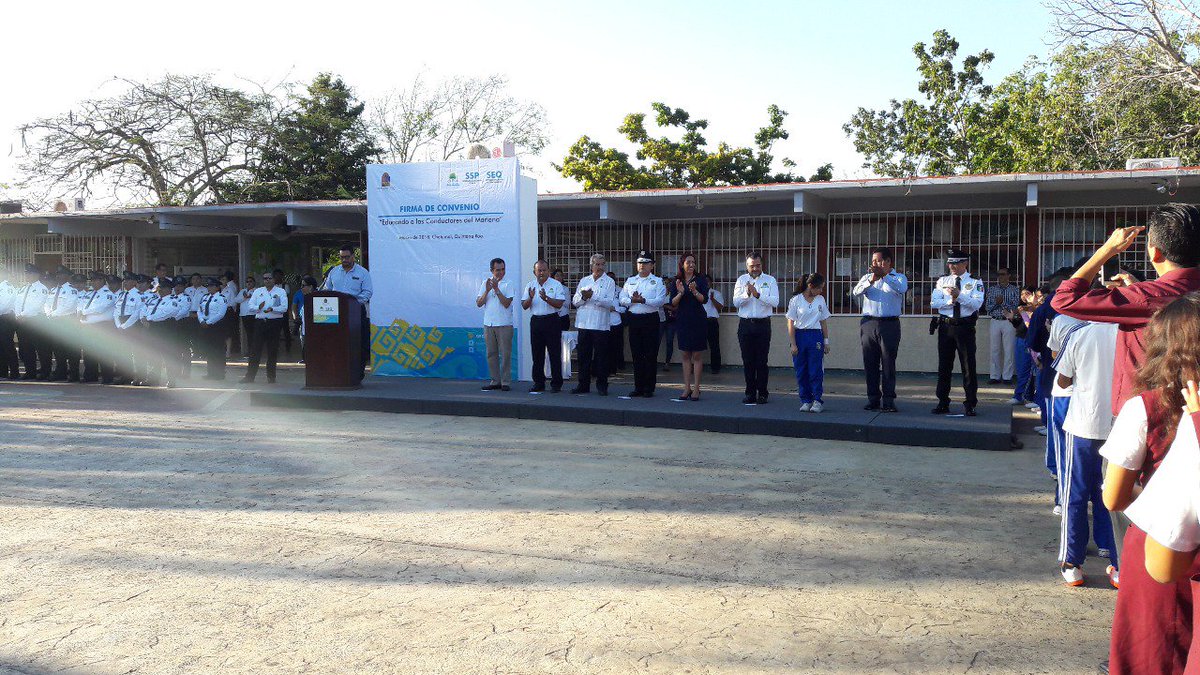 SSC_QROO's tweet photo. #SSPQROO y @EducacionQR firman convenio de coordinación “Educando a los conductores del mañana” para que niños y jóvenes estudiantes conozcan las normas de tránsito para prevenir accidentes ➡️ https://t.co/ITq3B4uZyY

@CarlosJoaquin @RdelAngelC
#NuevaCulturaPolicial https://t.co/TQkSlom35F