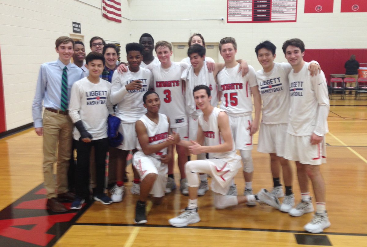uniliggett's tweet photo. How about THAT performance!? Liggett 48 Mt. Clemens 31 in the first round of the district  tournament! Great job, Knights! #liggettathletics https://t.co/I1UVt1Ok02