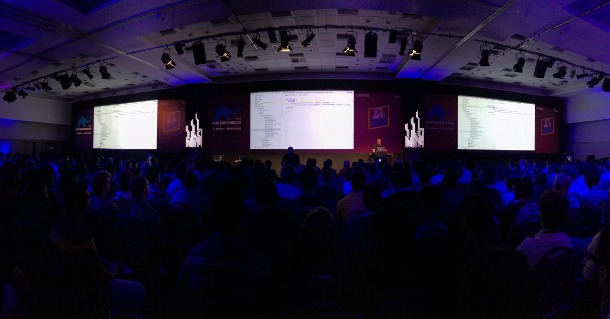 locaweb's tweet image. Fechando o primeiro dia de #PHPx2018 com o auditório lotado! Parabéns @portalimasters! 👏🏼 Amanhã tem mais! 👊🏼 #LWnoPHPx2018 #soudev #orgulhodeserlocaweber