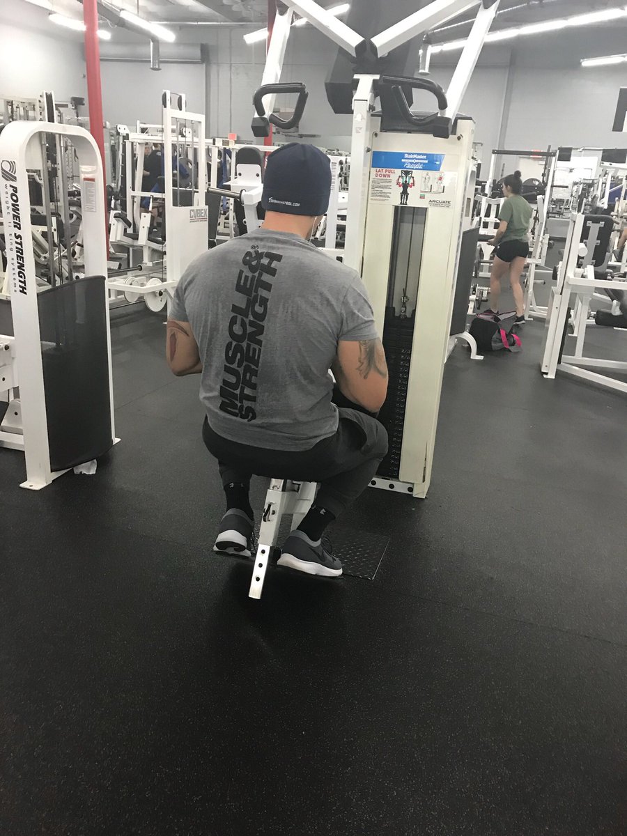 Ironman3319's tweet photo. Round #2 repping that @Muscle_Strength T! #BackNight #ChestMorning https://t.co/uOSpvElCRR