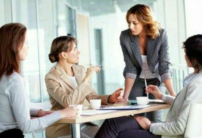 -Bon, ça fait 2jours qu'on a rien reproché aux hommes, une idée ?
-Parking
-Quoi ?
-Bah j'me disais pourquoi on disait Parking et pas Parqueen ?
-Oh oui tu tiens un truc là