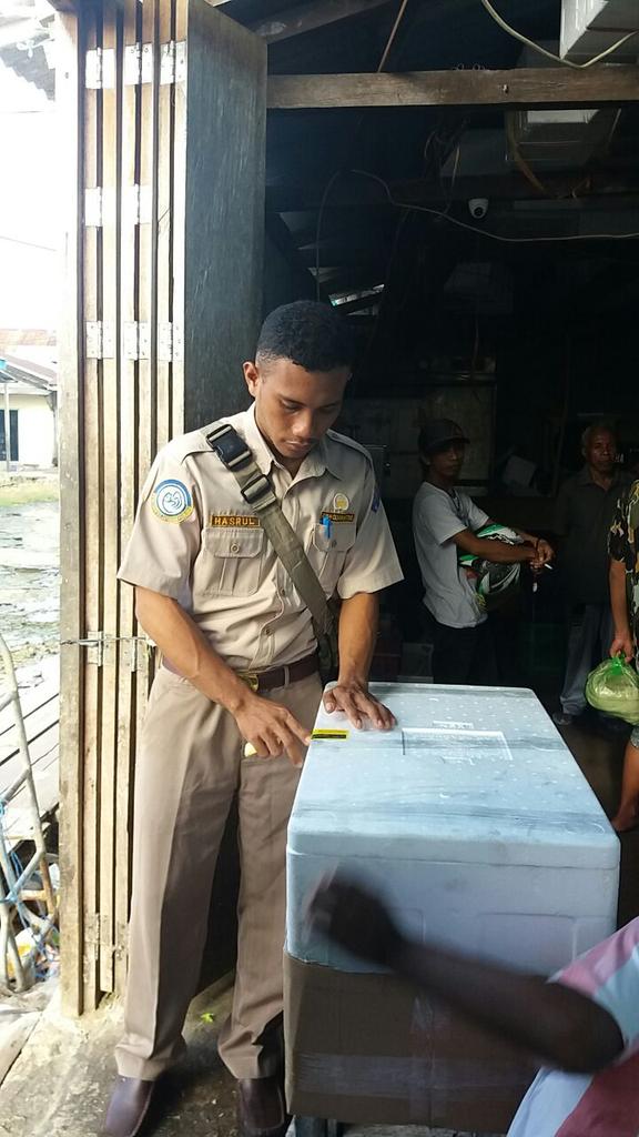 WilkerDobo's tweet photo. @BKIPMAmbon @rinajanwar2201 @HumasBKIPM @AshariSyarief Pemasangan Stiker Fish Quarantine Checked https://t.co/itIZjrswzj