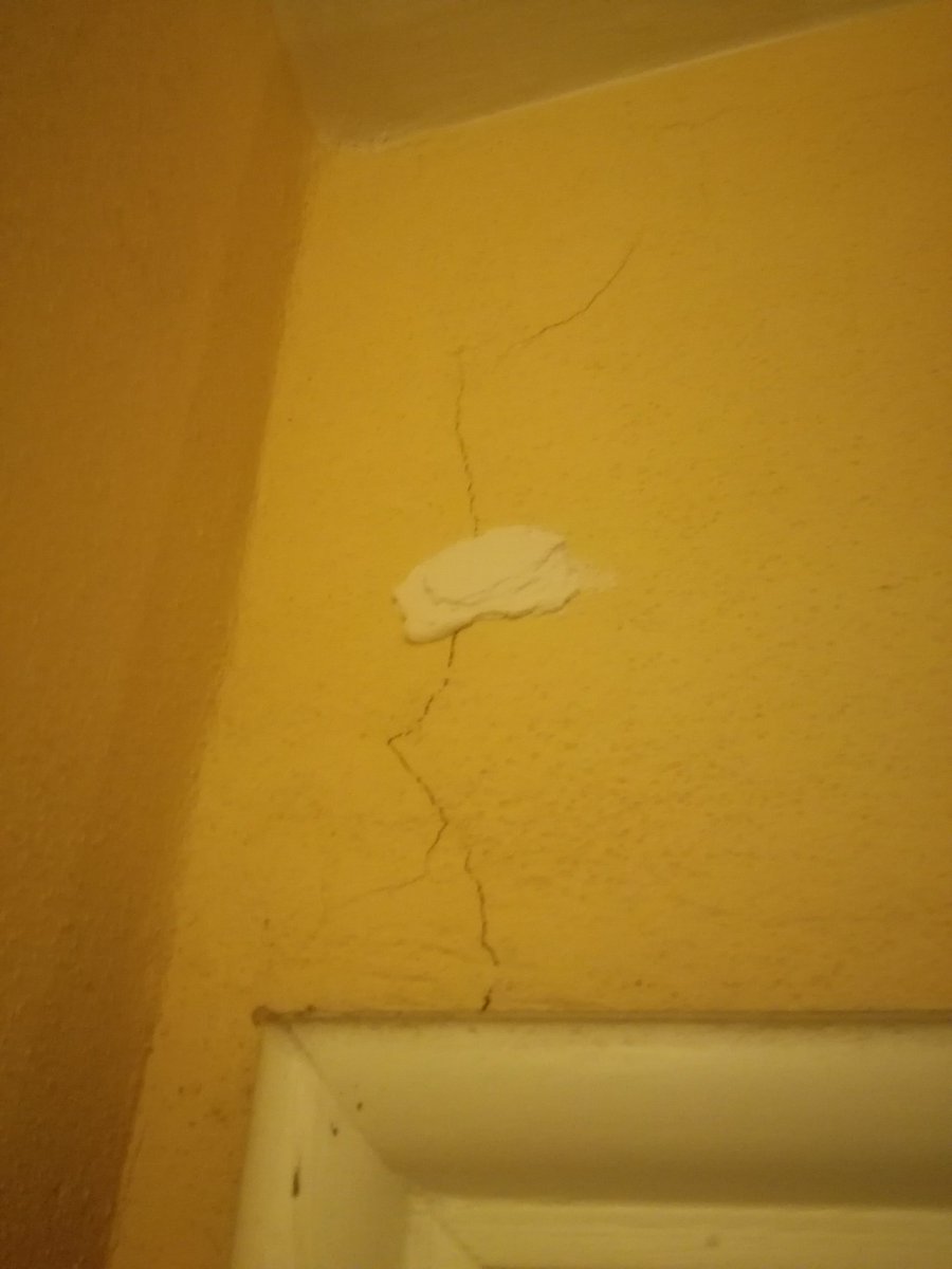 DasRuedi's tweet image. Ich finds klasse, wie die hier im Hausflur die Risse im Putz fixen.
#TrustMeImAnEngineer