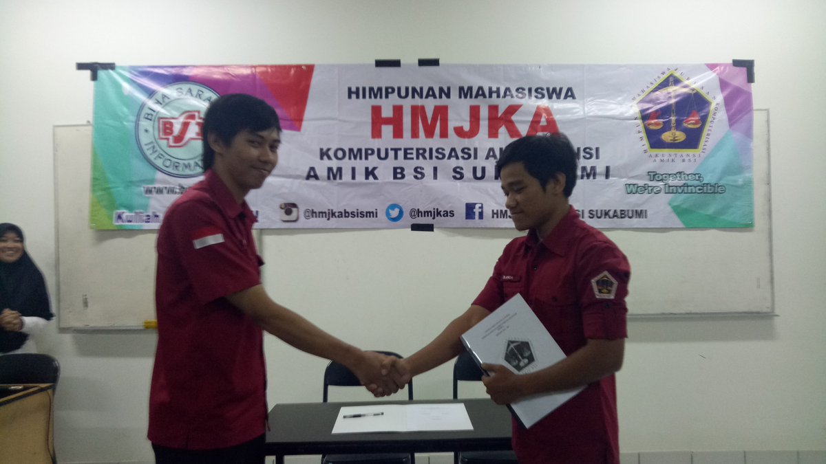 HmjkaS's tweet photo. Senin, 05 Maret 2018 tlh berlangsung acara penandatanganan berita acara Serah Terima Jabatan Pengurus HMJKA 2017-2018 yg diwakli oleh Randi Setiawan slaku Ketua Umum periode 2017-2018
Semoga dpt menjalankan kepengurusan dgn amanah &amp; bijaksana.
@KuliahBSIAja @BSISukabumi @HmjkaBsi https://t.co/Jgxr4ZSihn