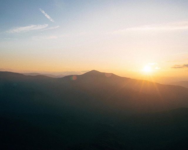 TNExplorersClub's tweet photo. We absolutely loved being on the road traveling up the Blue Ridge Parkway where we saw some of the most beautiful sunsets. Where is your favorite sunset? You can check out more photos and the story from our trip on our blog.
.
.
.
.
.
.
#northcarolina #asheville #intothewild… https://t.co/dEAGdajm7B